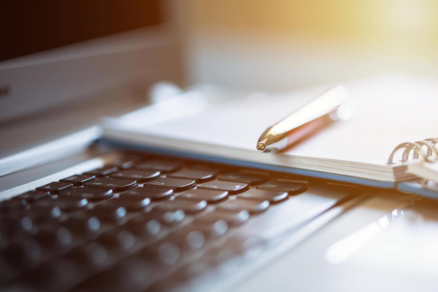 Écrire pour Google et l'Humain : Le Dilemme du Rédacteur Web en 2023