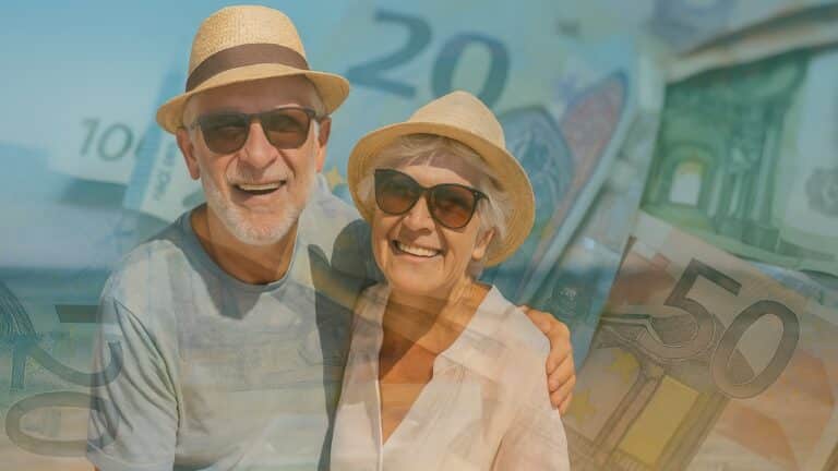 Couple de retraités en vacances au soleil avec des billets en euros en fond