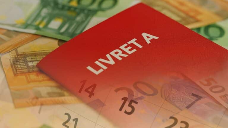 Livret A rouge posé sur des billets en euros avec un calendrier en arrière-plan, symbolisant les astuces pour optimiser son épargne