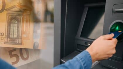 Personne retirant de l’argent à un distributeur avec un billet de 50 euros en surimpression