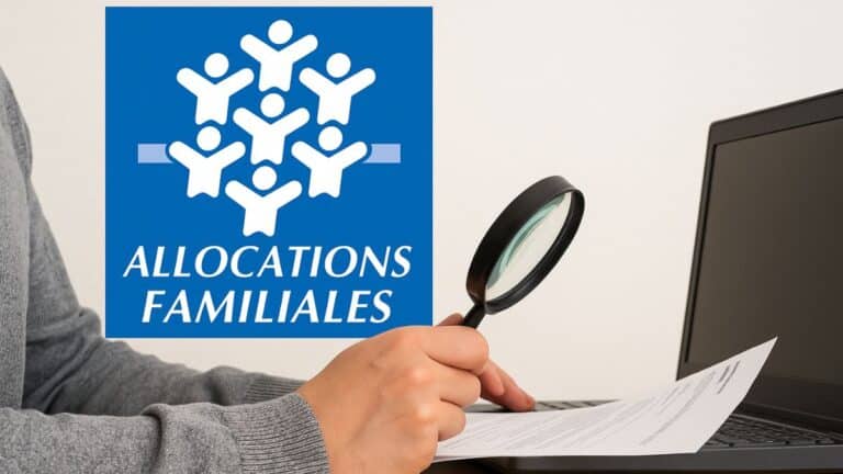 Une personne vérifie un document avec une loupe devant un ordinateur et le logo officiel de la Caf.