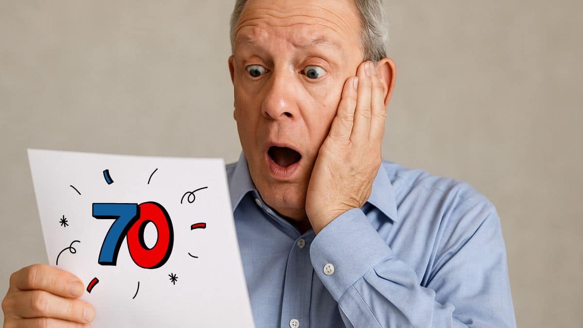 Un homme âgé regarde avec stupeur une feuille mentionnant son âge de départ à la retraite.