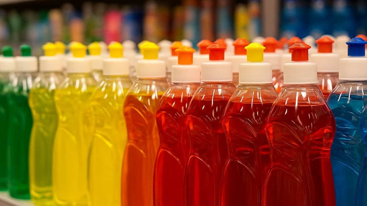 Des bouteilles de liquide vaisselle dans un supermarché