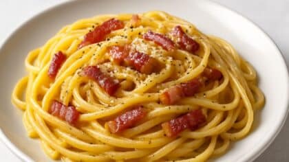 Une assiette de linguine à la carbonara