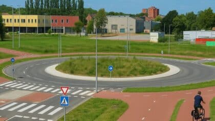 Un cycliste sur un rond-point hollandais