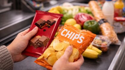 Client tenant des produits non prévus en caisse de supermarché lors des courses quotidiennes