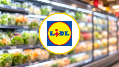 Logo Lidl devant un rayon réfrigéré de supermarché