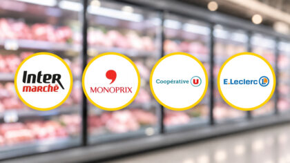 Logos Intermarché, Monoprix, Coopérative U et E.Leclerc devant un rayon de supermarché