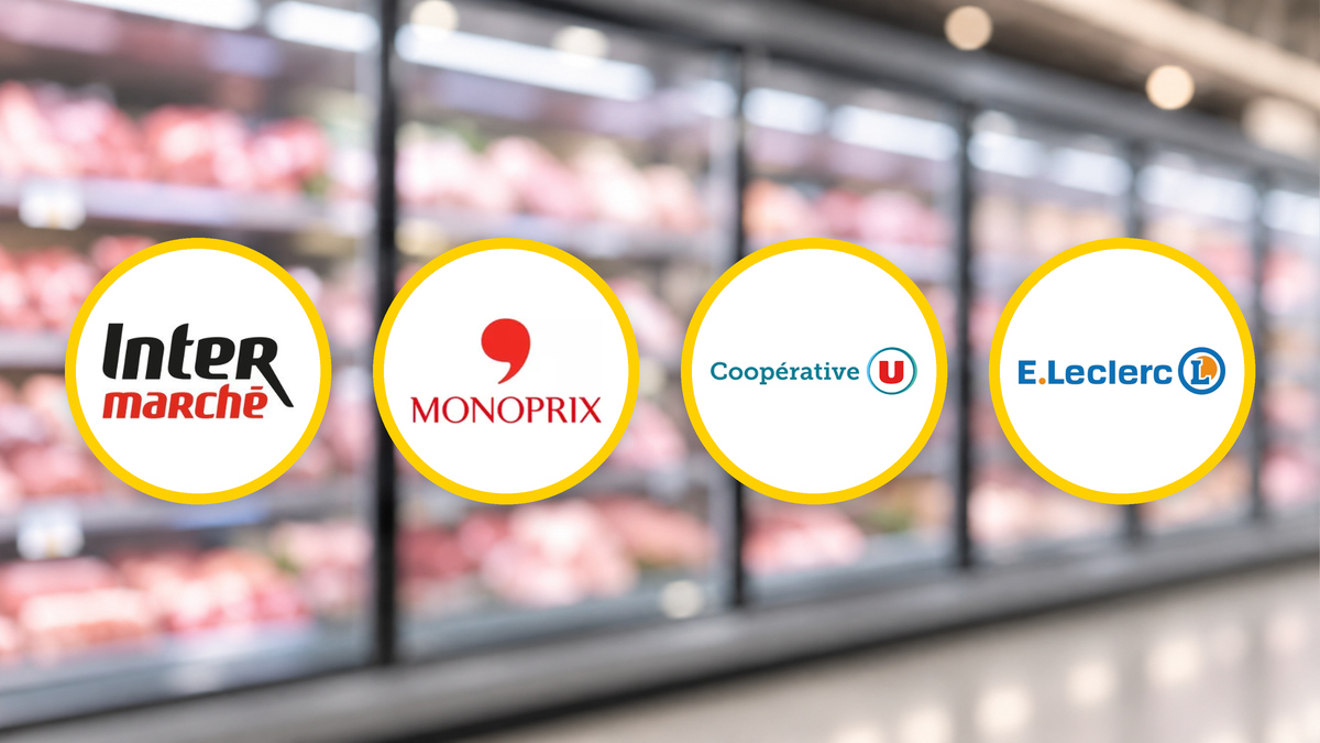 Logos Intermarché, Monoprix, Coopérative U et E.Leclerc devant un rayon de supermarché